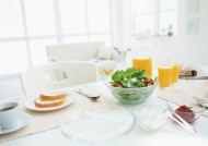 女性和早餐图片