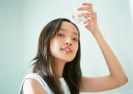 女性喝水图片