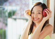 女性和食物水果图片