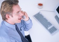 男性办公室打电话图片