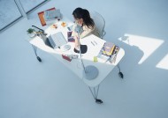 女性办公室工作图片