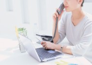 女性办公室打电话图片