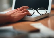 手和电脑键盘图片