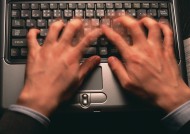 手和电脑键盘图片