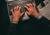 手和电脑键盘图片