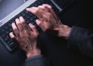 手和电脑键盘图片