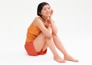 坐着的女性图片大全