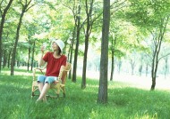 女性和绿色森林图片大全