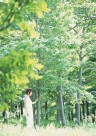 女性和绿色森林图片大全