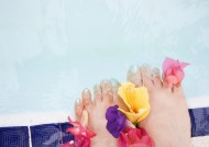 游泳池边美女图片大全