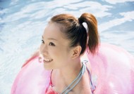 泳池边带泳圈的美女图片