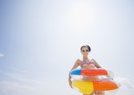 泳池边带泳圈的美女图片