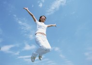 享受大自然的女性图片