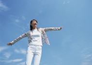 享受大自然的女性图片