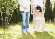 一家人草地玩耍图片