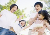 一家人草地玩耍图片