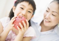 儿童吃水果图片