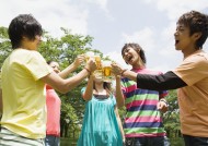 朋友户外野餐图片