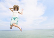 女性海边清爽度假图片