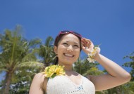 女性海边清爽度假图片