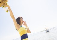 女性海边清爽度假图片