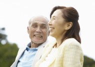 老人在户外草地休闲运动图片