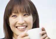 女孩假期品尝美食图片