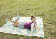 假期女生草地玩耍图片大全