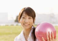 假期女生草地玩耍图片大全