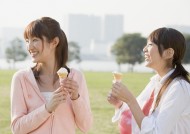 假期女生草地玩耍图片大全