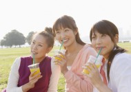 假期女生草地玩耍图片大全