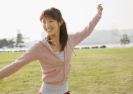 假期女生草地玩耍图片大全