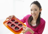 厨房里的女孩图片