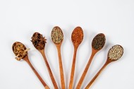 勺子上的各种调味料图片