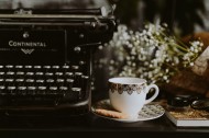 打字机旁的咖啡图片