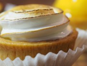 桌子上的纸杯蛋糕图片