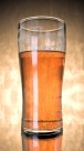 玻璃杯中的啤酒图片