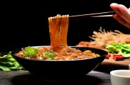 鲜香好吃的酸辣粉图片大全