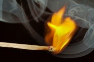 燃烧的火柴棒图片