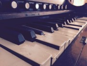 钢琴琴键的特写图片