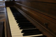 钢琴琴键的特写图片