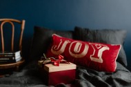 床上的圣诞礼物图片