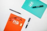 放在桌上的学习文具图片