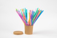 五颜六色的吸管图片