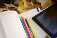 笔记本、彩色铅笔和平板电脑图片