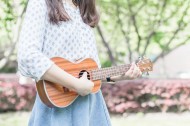 朋友聚会弹奏尤克里里图片