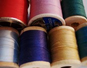 五颜六色的线轴图片