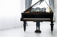 优雅的钢琴展示图片大全