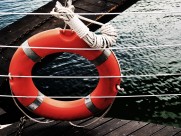 游轮橙色救生圈图片