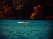 划皮艇的人图片